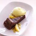 Orangechokoladekage med appelsinsorbet og passionsfrugtsauce